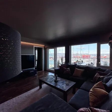 Holmestrand, Pa Bryggekanten *