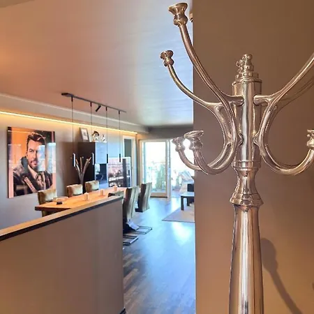 Holmestrand, Pa Bryggekanten