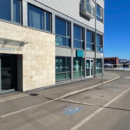 Holmestrand, Pa Bryggekanten *