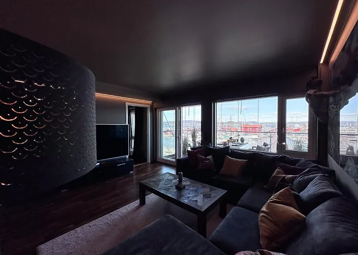 Holmestrand, Pa Bryggekanten *