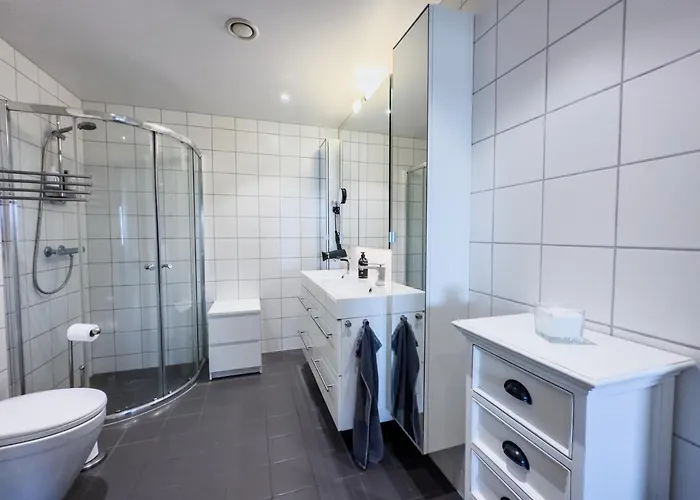 Holmestrand, Pa Bryggekanten *